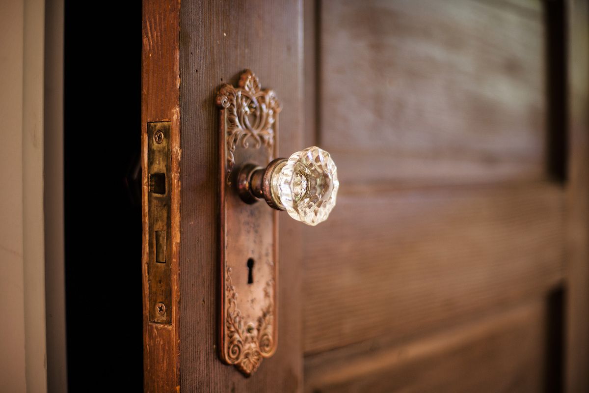 Een close-up van een deurhendel. Deze deur is de ingang van het doolhof.