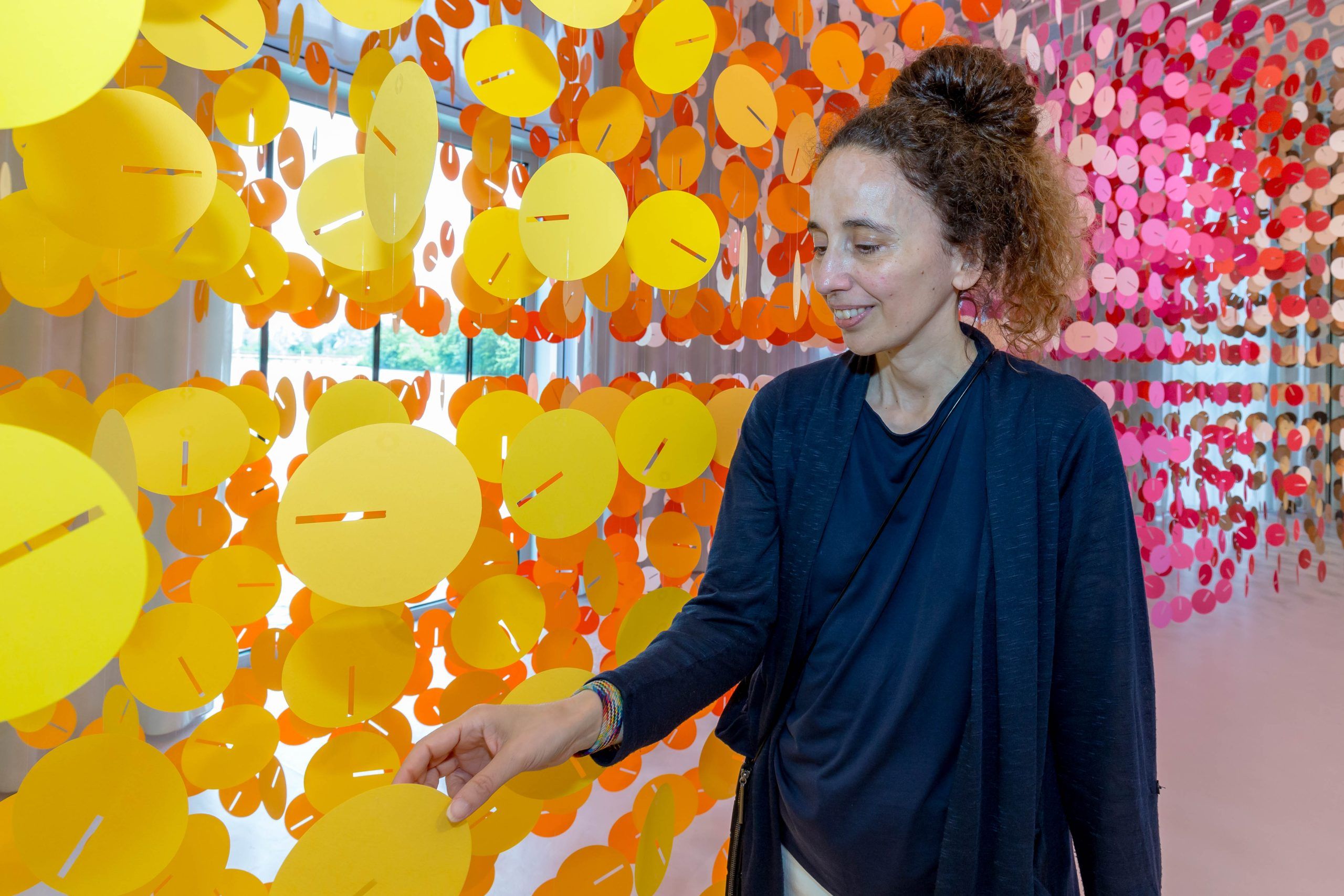 Kunstenaar Emmanuelle Moureaux voor haar eigen kunstwerk in Almere