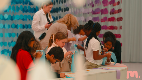 kinderen die borduren voor een kleurrijk kunstwerk