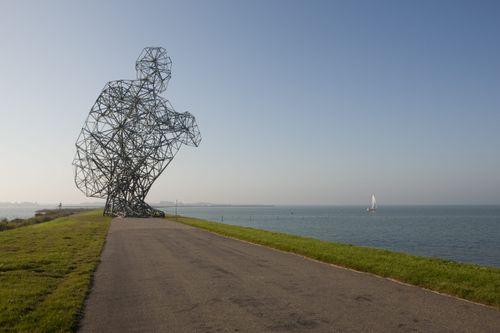 Het landschapskunstwerk Exposure op Markerstrekdam wat over het Markermeer uitkijkt.