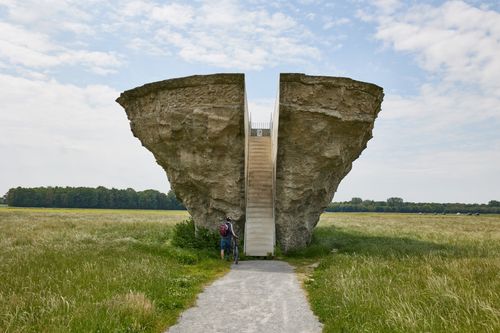 Landsschapskunstwerk Riff, grote gipsen rotsachtige constructie in het gras