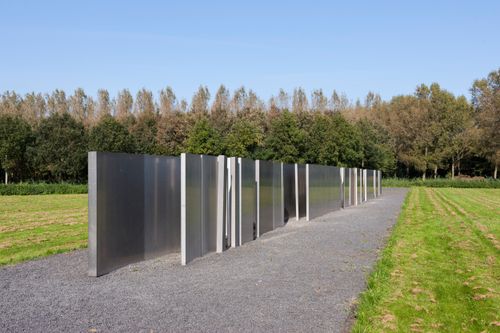 landschapskunstwerk metalen platen in graslandschap