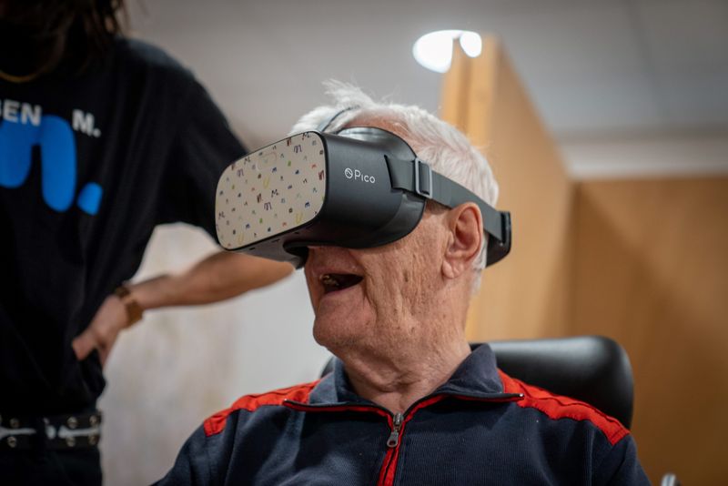 oudere meneer met een VR bril op