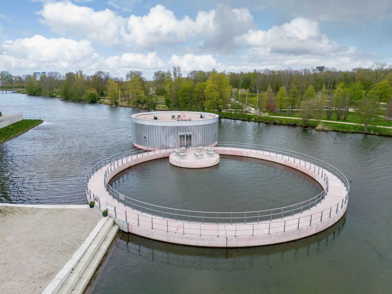kunstmuseum M. een ronde paviljoen in het water in Almere